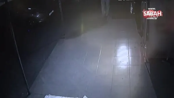 Hırsızların kapıyı açmak için verdikleri mücadele ve hırsızlık anları güvenlik kamerasında | Video