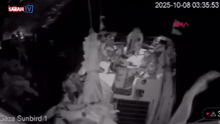 İsrail, Özgürlük Filosu'na müdahale etti! Saldırı anları kamerada | Video