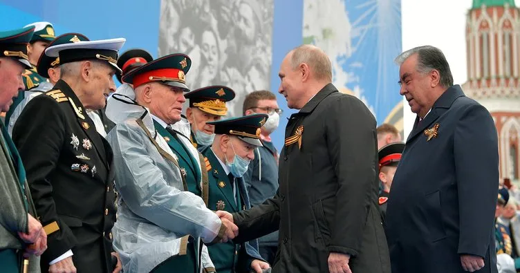Rusya’dan gövde gösterisi: Ağır silahlar sergilendi