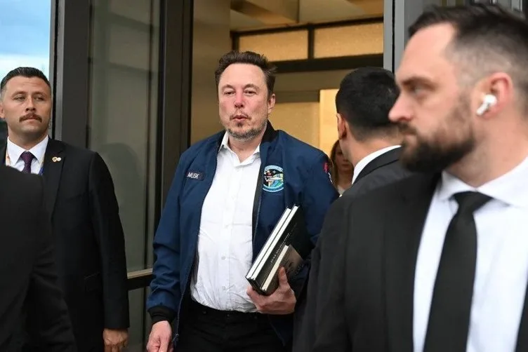 Elon Musk görüşme sonrası elinde bu kitaplarla çıktı! Birinde Başkan Erdoğan’ın imzası var