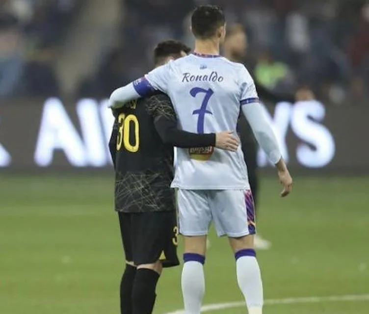Son dakika haberleri: Yıldız oyuncunun Cristiano Ronaldo sevgisi Lionel Messi’yi çileden çıkardı! Yılın golünden sonra cezayı kesti…