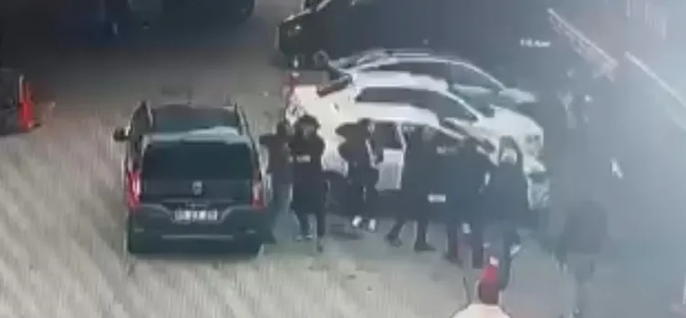 Büyükçekmece’de kan donduran olay! Kızına çarpan sürücüyü önce tokatla öldürdü sonra kalp masajı yaptı! İşte o anlar