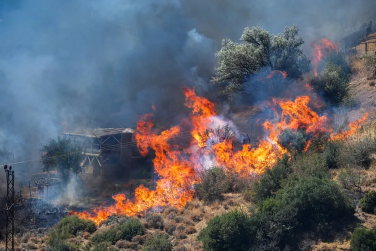 İzmir Karşıyaka’da orman yangını: Yamanlar Dağı’ndan yükselen alevler evlere sıçradı!