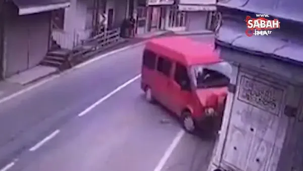 Rize'de dehşete düşüren kaza! Yük taşıyan kadın minibüs ile şadırvanın arasında böyle ezildi | Video