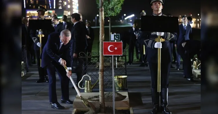 Başkan Erdoğan, Semerkant’ta ağaç dikti