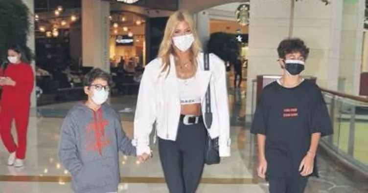 Oğullarıyla gezintide