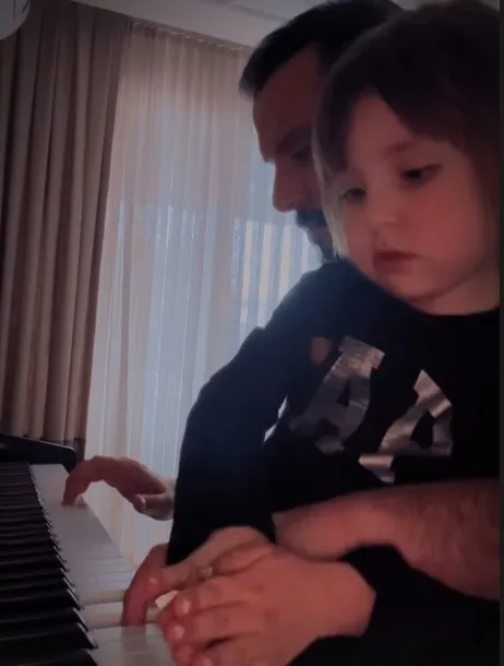 Alişan ve kızı Eliz’in piyano keyfi! O anlar sosyal medyada beğeni yağmuruna tutuldu