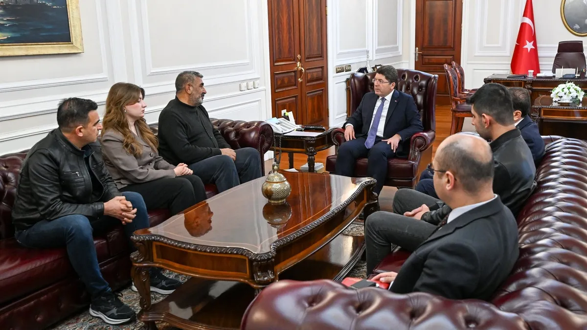 Bakan Tunç, Rojin Kabaiş’in ailesi ile görüştü Bakan Tunç, Rojin Kabaiş’in ailesi ile görüştü