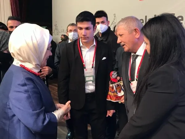 Başkan Sarı, ödülünü Emine Erdoğan’ın elinden aldı