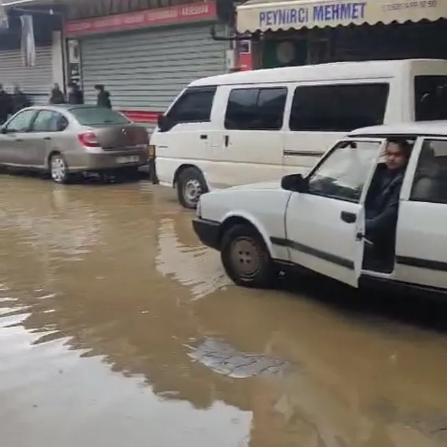 izmirde-saganak-sonrasi-yollar-gole-dondu-araclar-mahsur-kaldi-1775408165504.jpeg