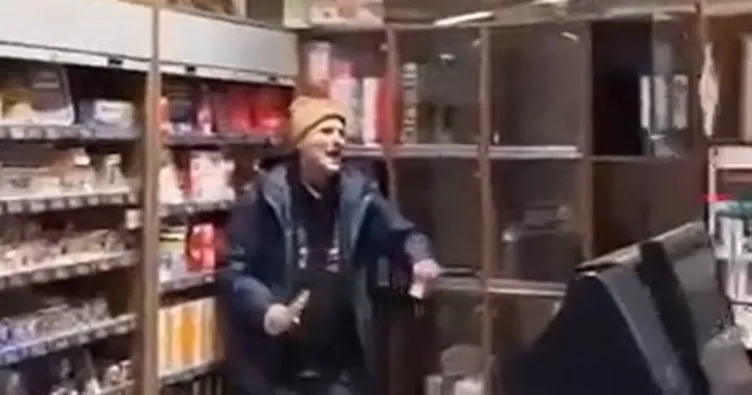 Bıçaklı saldırganı reklam panosuyla durdurdular