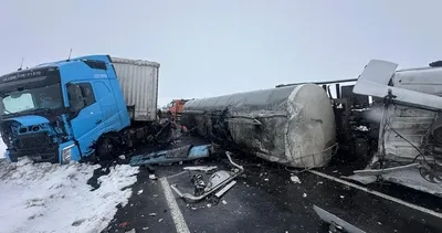 Zift yüklü tanker ile kereste yüklü tır çarpıştı: 2 yaralı #kars