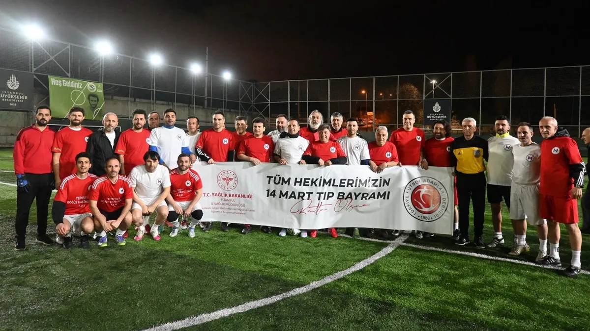 Yeşil sahada anlamlı buluşma: Efsaneler doktorlar için krampon giydi Yeşil sahada anlamlı buluşma: Efsaneler doktorlar için krampon giydi