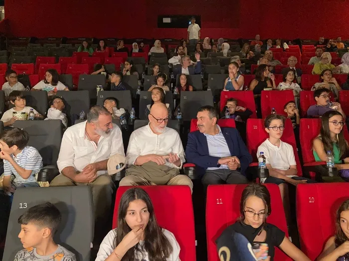 yildiz-tozu-filminin-ozel-gosterimi-gerceklesti-mustafa-kutlunun-ayni-adli-eserinden-uyarlandi-1694282802370.jpg