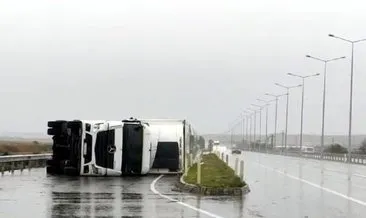 Edirne’de kuvvetli rüzgar: TIR devrildi!