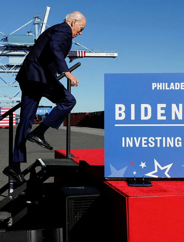 ABD Başkanı Biden yine sosyal medyanın dilinde! Merdivenden düşüyordu