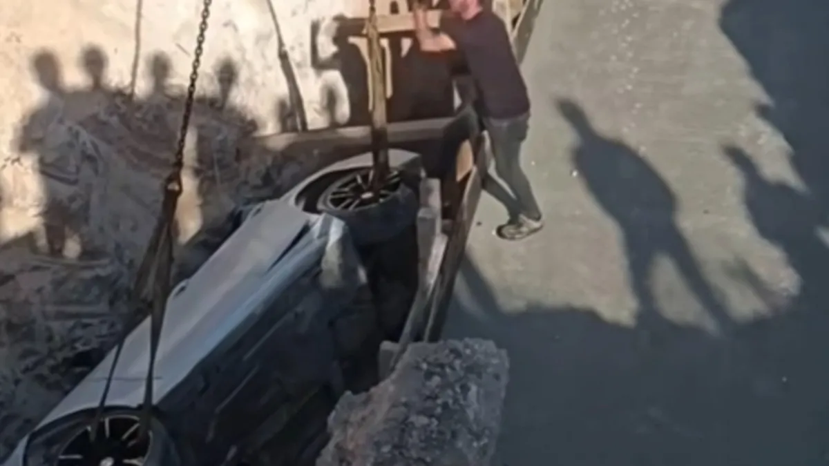 Gaziantep'te köprü inşaatı çukuruna düşen otomobil