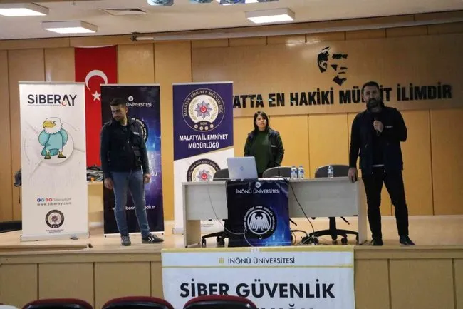 Güvenli İnternet Kullanımı ve Siber Zorbalıklar konferansı