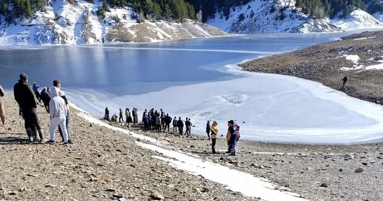 Buz kırıldı gölete düştü