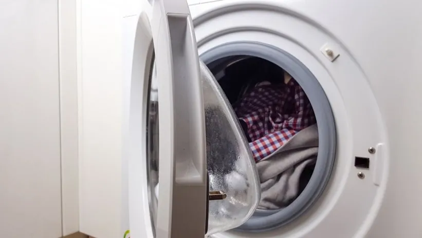 Çamaşır makinesi kapağındaki çıkıntının asıl sebebi... Görüntünün ötesinde özel bir işlevi bulunuyor...