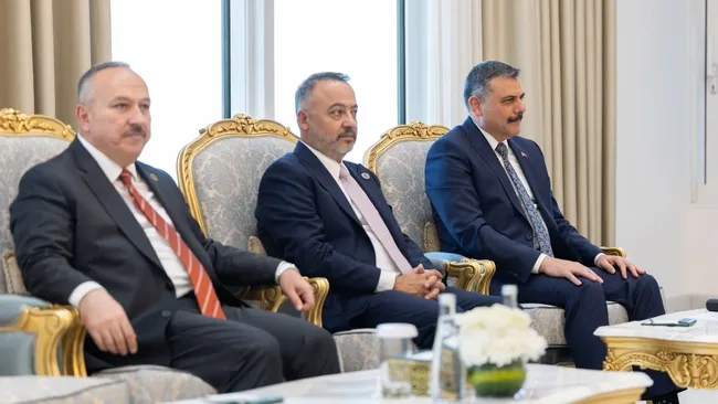 icisleri-bakani-ciftci-suriyede-cumhurbaskani-sara-ile-bir-araya-geldi-1782839186838.jpg İçişleri Bakanı Çiftçi Suriye'de: Cumhurbaşkanı Şara ile bir araya geldi