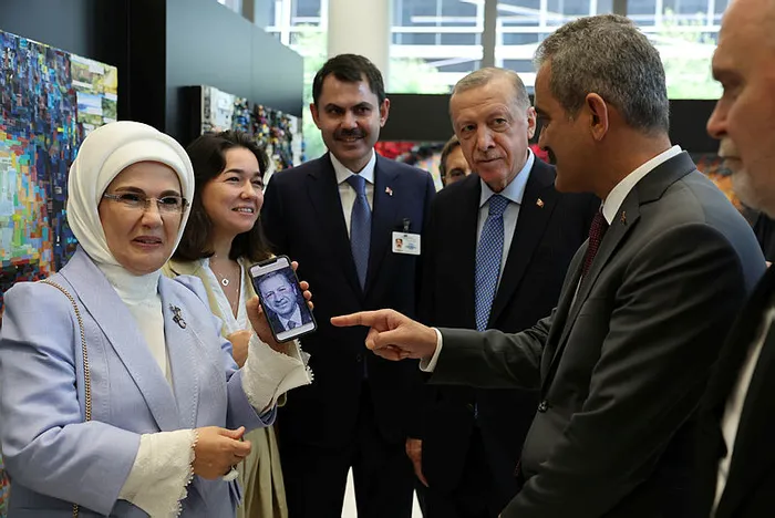 baskan-erdogan-ve-esi-emine-erdogan-turkevinde-acilan-atik-sergisini-gezdi-1663659500086.jpg