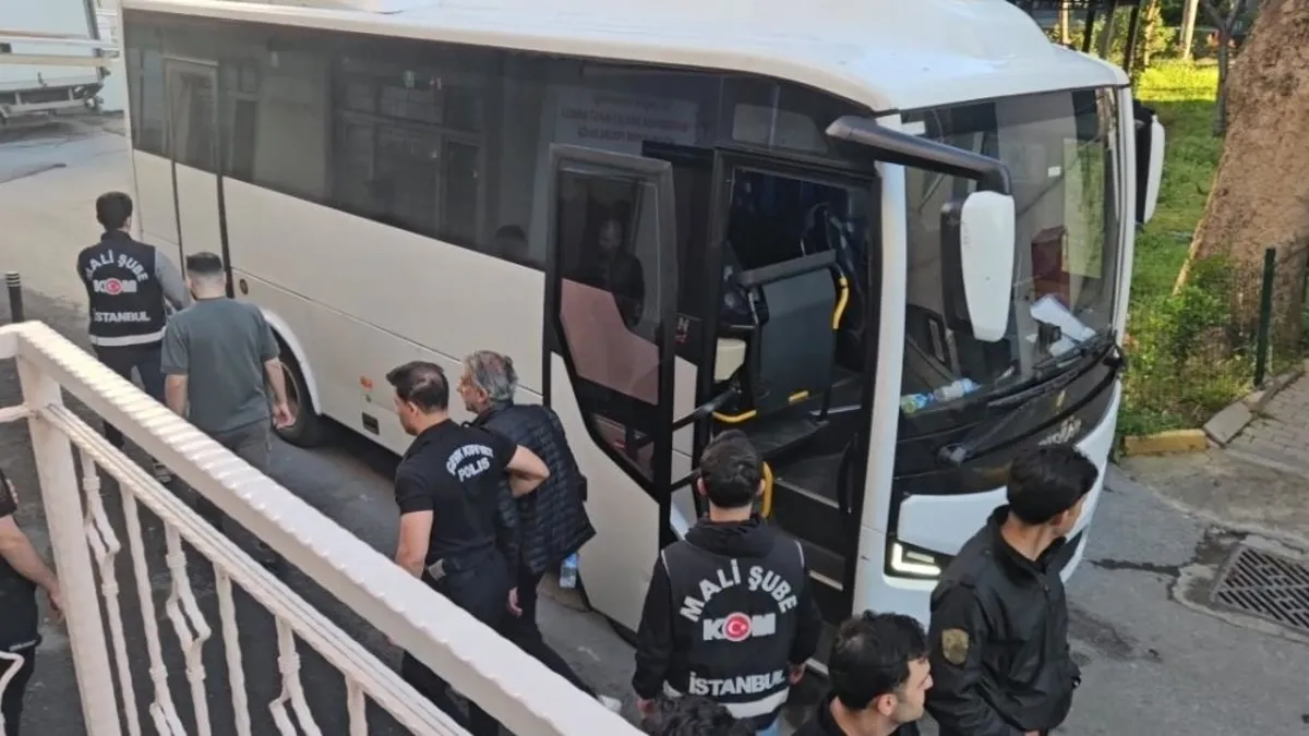 İBB’ye yönelik son dalga operasyonunda gözaltına alınan 12 kişi sağlık kontrolünden geçirildi İBB’ye yönelik son dalga operasyonunda gözaltına alınan 12 kişi sağlık kontrolünden geçirildi