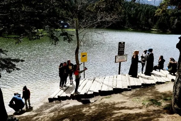 Gölcük Tabiat Parkı tatilcilerin ilgi odağı oldu