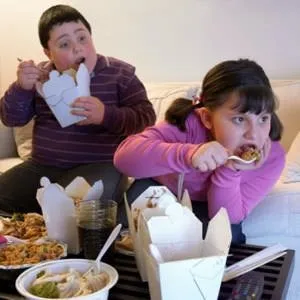 Obez çocuk ailenin suçu mu?
