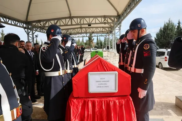 izmirde-vefat-eden-uzman-cavus-karadag-adiyamanda-defnedildi-1771852110370.jpg