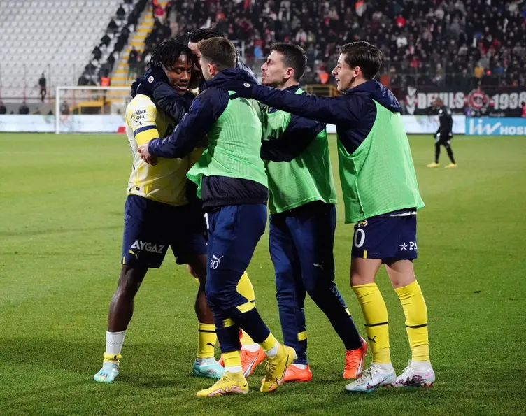 Son dakika Fenerbahçe haberi: Fenerbahçe'nin golünden önce faul var mı? Ahmet Çakar'dan olay sözleri!