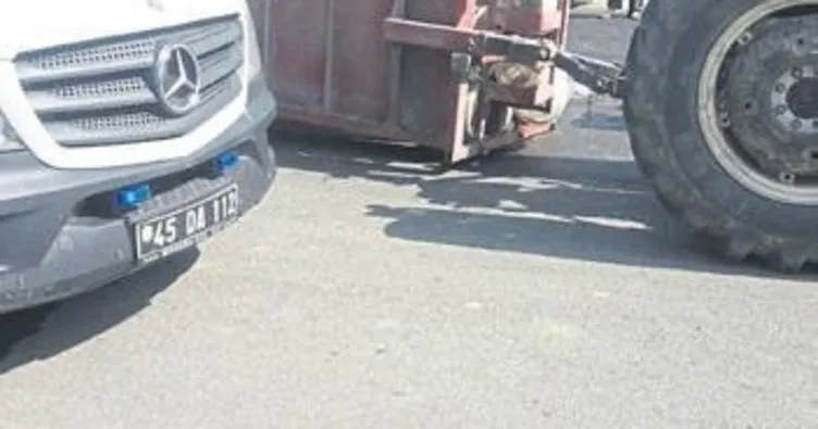 İşçileri taşıyan traktör devrildi