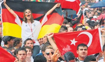 Almanlara bayrak aşkını Türkler öğretti