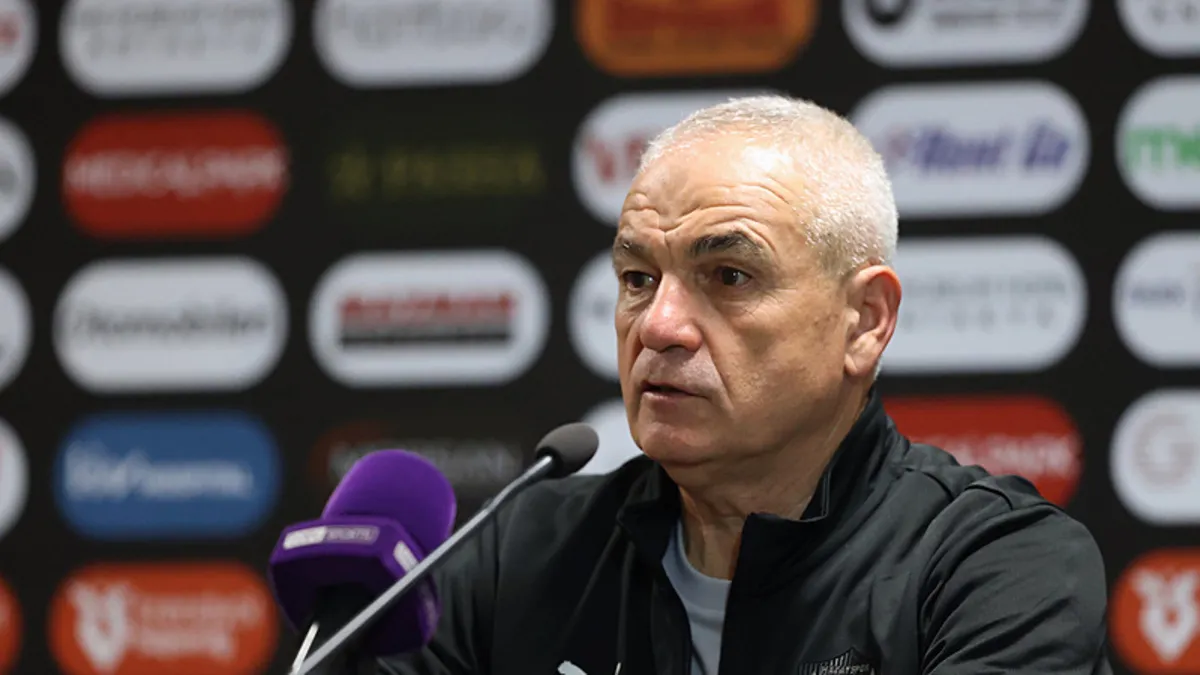 Rıza Çalımbay maç sonunda hakemlere yüklendi! Rıza Çalımbay maç sonunda hakemlere yüklendi!