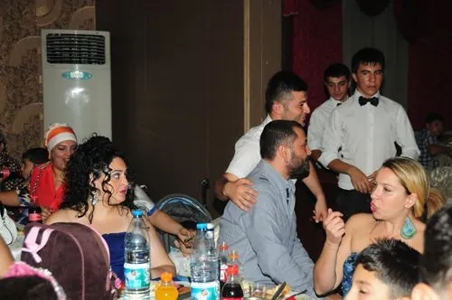 Hiçbir şey olmamış gibi düğüne gittiler