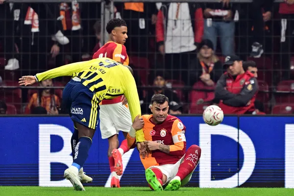 derbi-canli-super-ligde-galatasaray-fenerbahce-maci-ilk-yari-oynaniyor-1793040572879.jpg
