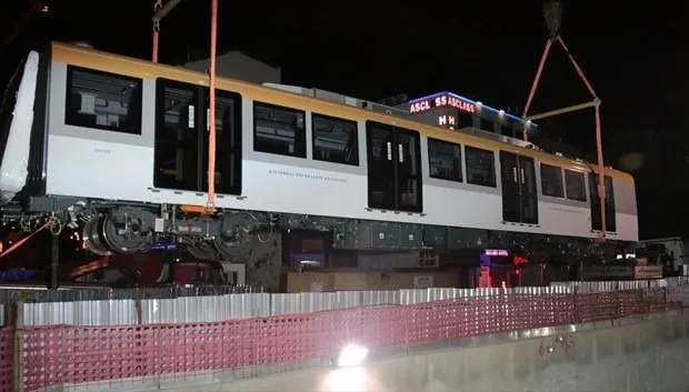 İstanbul’un yeni metro vagonları raylara indirildi