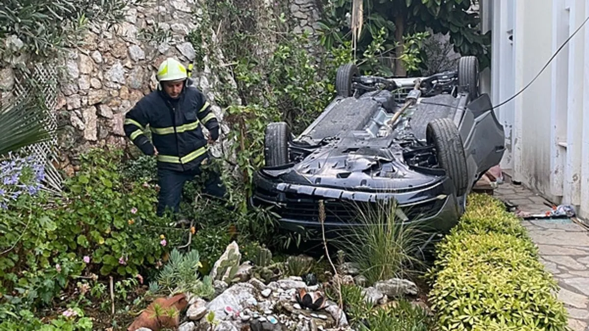 Marmaris'te feci kaza! Otomobil evin bahçesine uçtu: Ölü ve yaralılar var