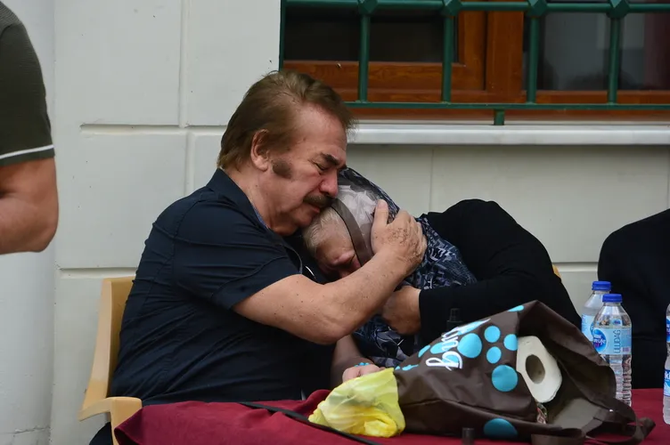 NeÅe Karaböcek oÄlunun cenazesinde gözyaÅlarına boÄuldu