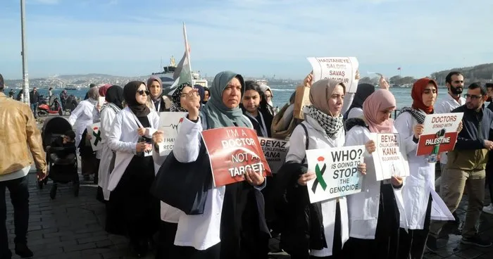 Hekimler Gazze için kanlı önlükleri ile Karaköy’den Sirkeci Gar’ına sessiz yürüyüş düzenledi