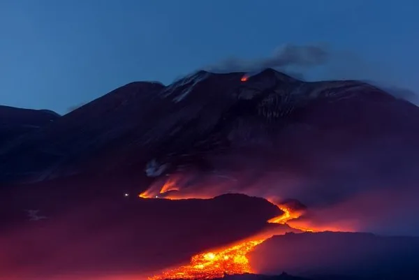 Etna, lav ve kül püskürtmeye devam ediyor.