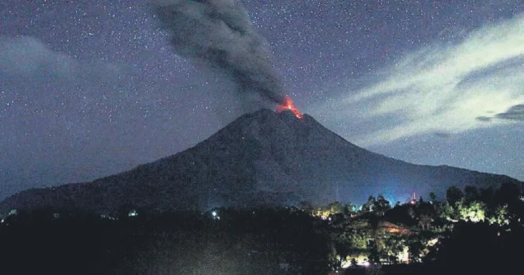 Mavi lav püskürten tek volkan