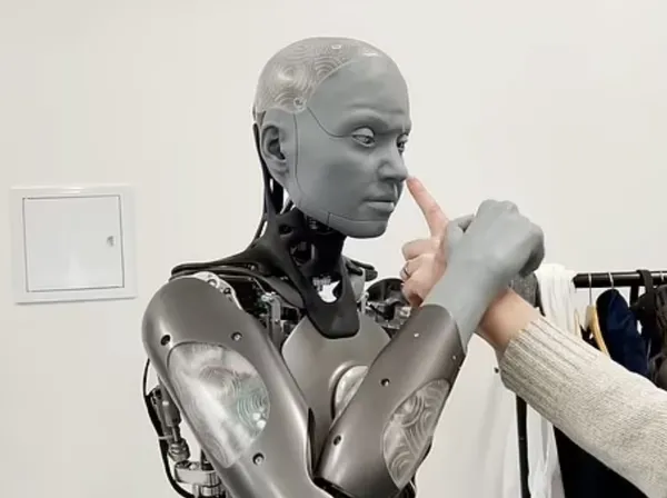 boyle-robot-gorulmedi-kendisine-yaklasan-eli-yakalayip-1640425361378.jpg Böyle robot görülmedi! Kendisine yaklaşan eli yakalayıp…