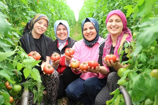 emegin-ve-alin-terinin-simgesi-kadin-ciftcilere-ozel-ziyaret-1777625245342.jpg