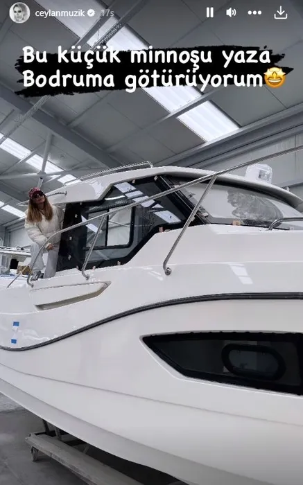 Yeni yaşına yeni teknesinde girdi! 50’sine basan şarkıcı Ceylan doğum gününü lüks teknesinde halay çekerek kutladı!