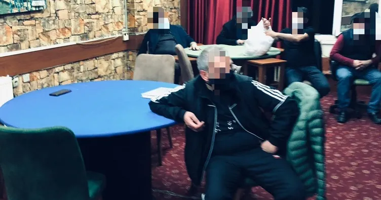 Yasakta kahvede basıldılar