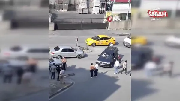 İstanbul'da kemerle saldıran sürücü, yediği yumrukla böyle nakavt oldu