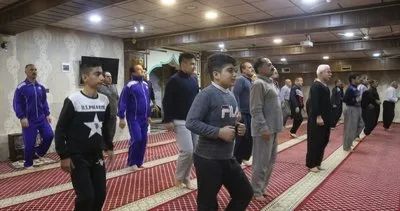 Irak’ta sabah namazı sonrası egzersiz yapan cemaat