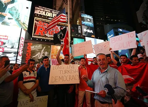 FETÖ’nün darbe girişimi New York’ta protesto edildi