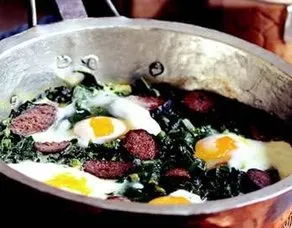 Sucuklu Yumurtalı Ispanak